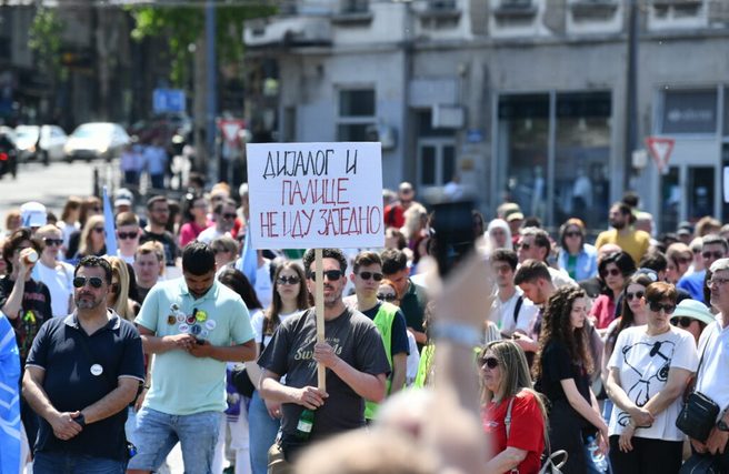 "Danas niko ne roštilja, svi dinstamo": Transparenti koji su postali viralni na prvomajskom protestu