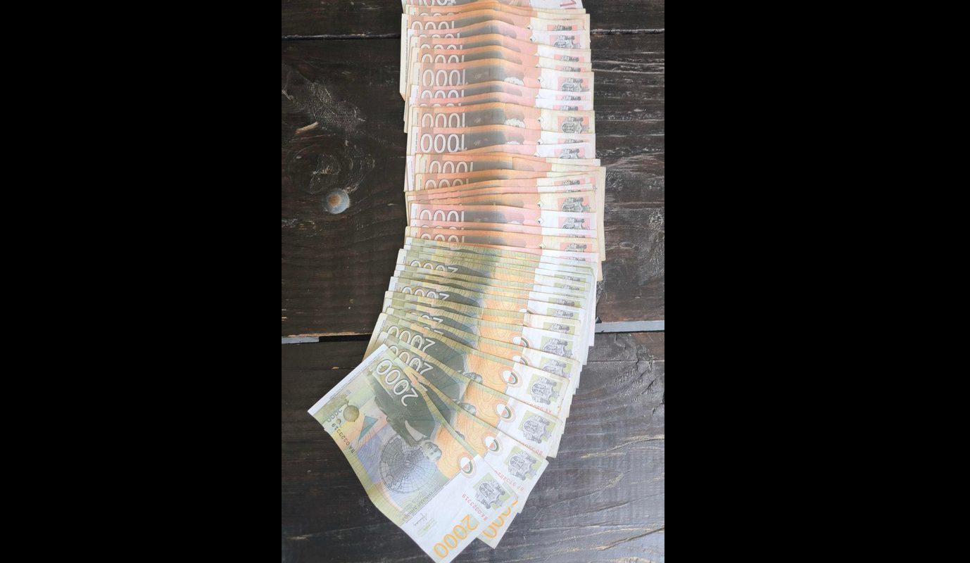 "Bravo ljudi, obrnuli ste igricu": Penzioneri iz Lapova uzeli dnevnice SNS-a i sa njima uradili genijalnu stvar o kojima mreže bruje