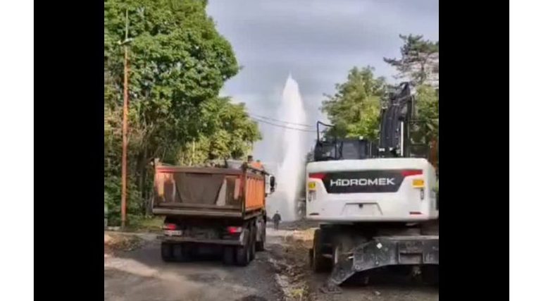 „Beograd je dobio prvi prirodni vodopad na asfaltu!“: Gejzir koji je nastao u jednoj ulici je postao turistička atrakcija i hit na mrežama beograd