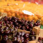 "Jednu košticu i dve peteljke, molim": Trešnje i kajsije stigle na pijace, cene su takve da ćemo ih kupovati na komad