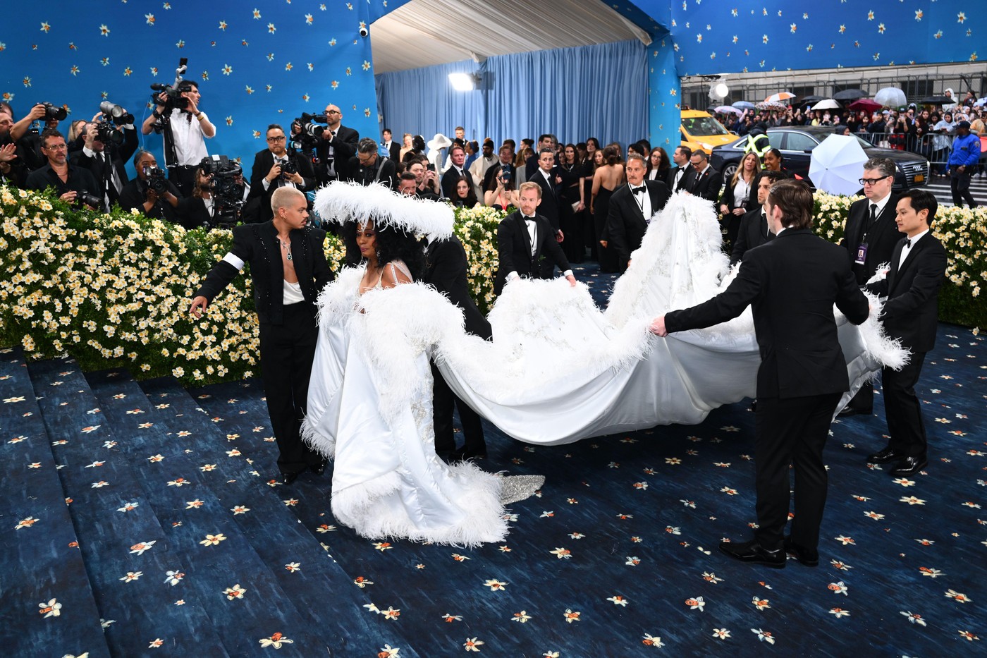 Modna izdanja koja su obeležila Met Galu i "novost" koja se prvi put pojavila od 2019. 2 Modna izdanja koja su obeležila Met Galu i "novost" koja se prvi put pojavila od 2019.