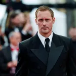 Najbolji frajer u Kanu nosi lakovane čizme iznad kolena, šljokice i roze mašnu: Svi gledaju u njegove noge