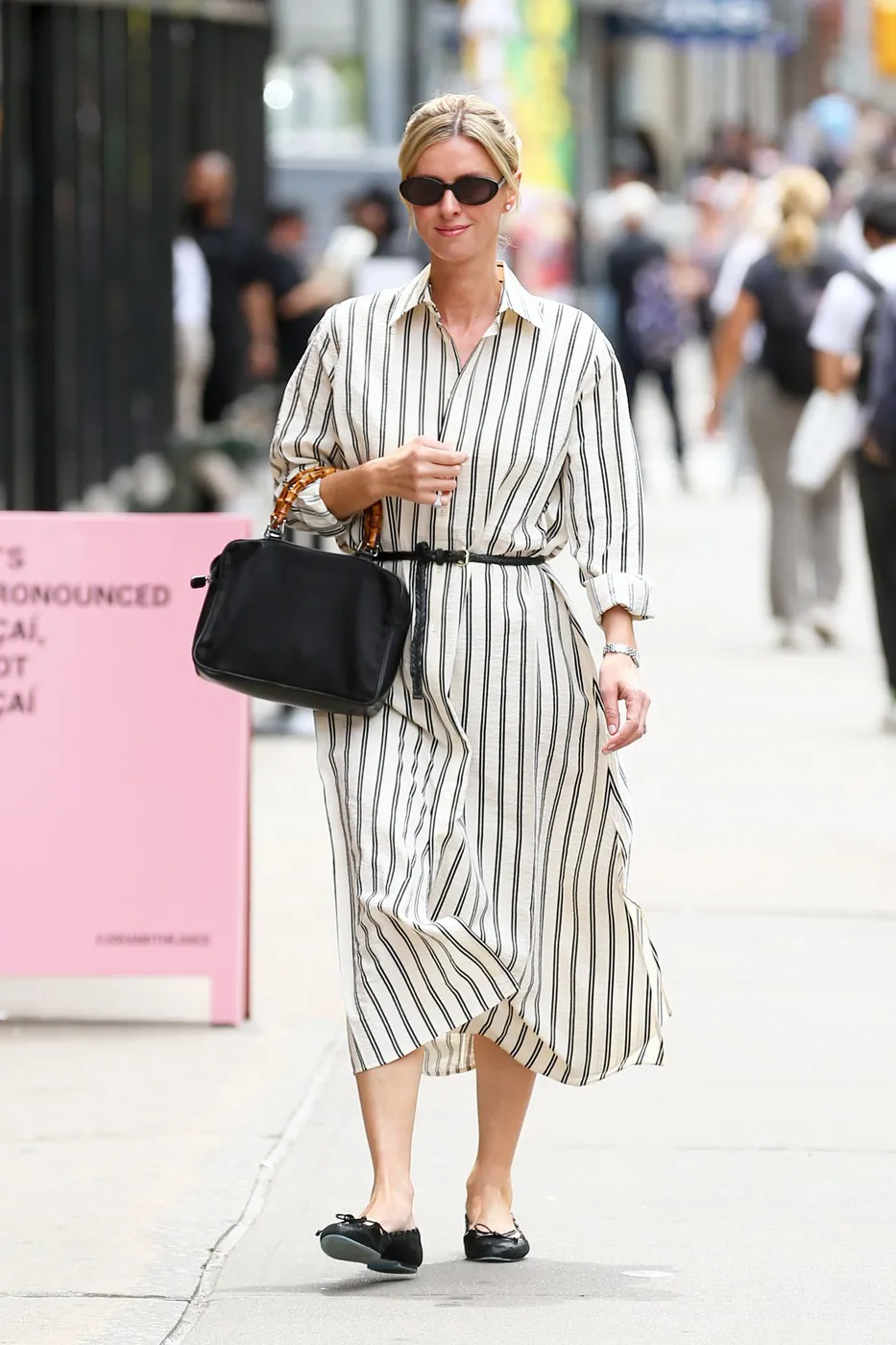 Ova haljina nikada ne izlazi iz mode, pristaje svakom obliku tela i savršena je za toplije dane 1 Ova haljina nikada ne izlazi iz mode, pristaje svakom obliku tela i savršena je za toplije dane