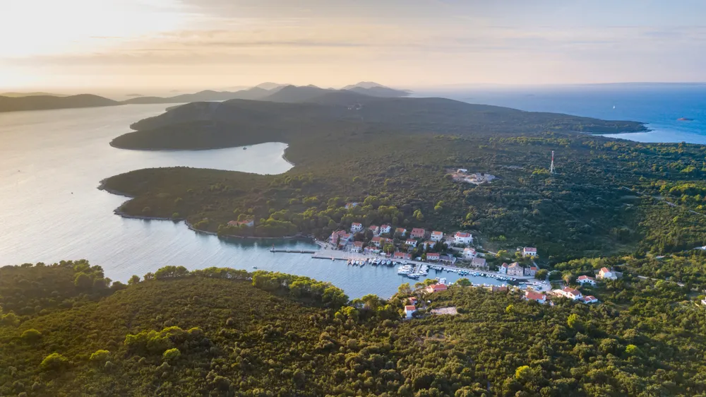 Mnogi još nisu čuli za ovo ostrvo, a najsunčanije je na Jadranu: Na njemu usred sezone možete pronaći praznu plažu