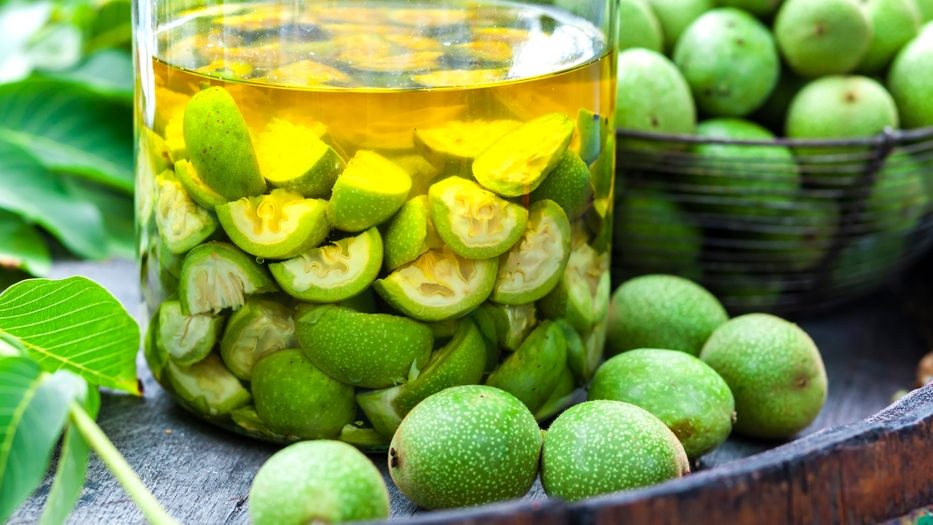 Domaća orahovača: recept, priprema i blagotvorna svojstva orahovača