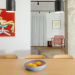 U ovom stanu uklonjeni su pregradni zidovi i dobijen prostor postao je oličenje urbanog minimalizma