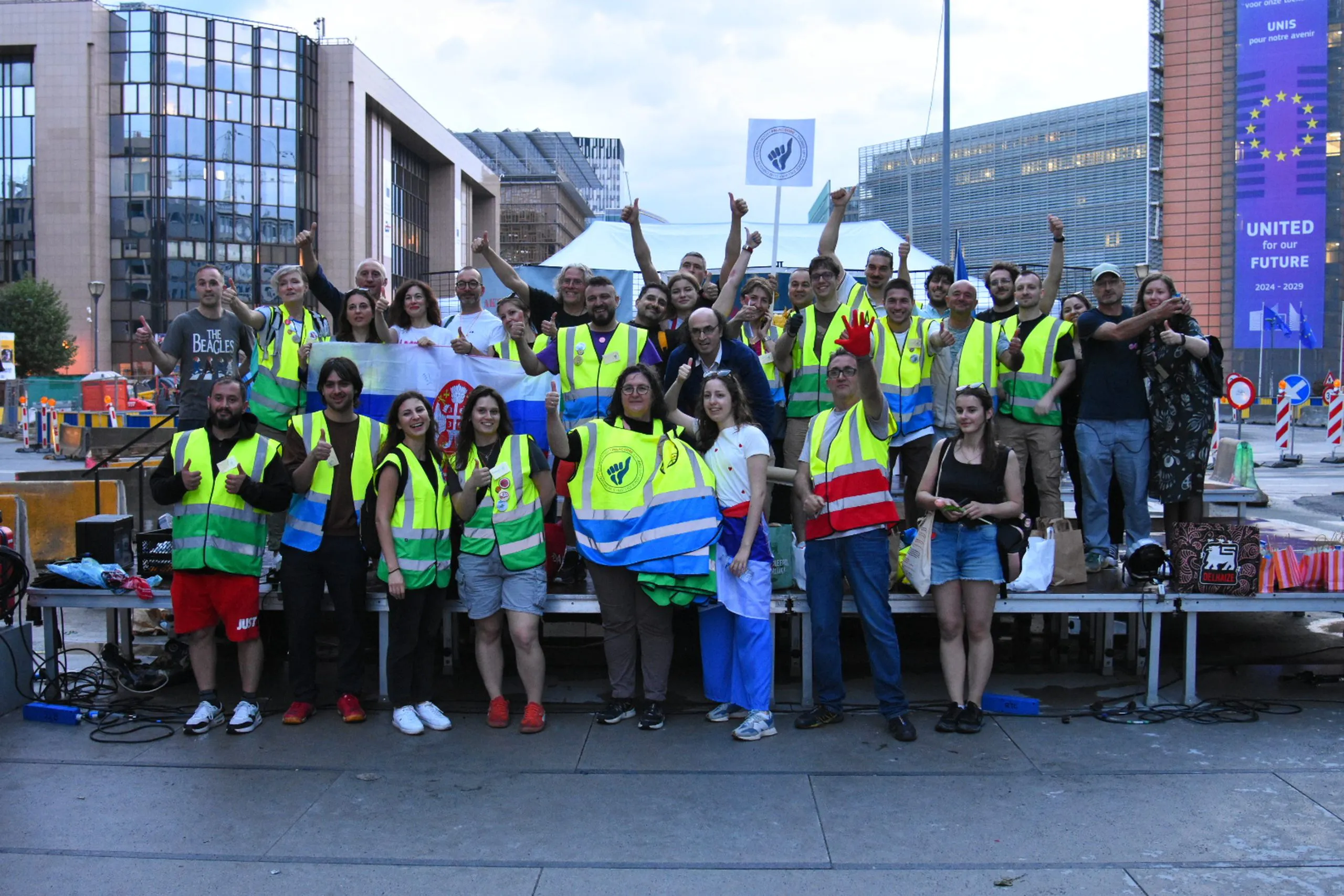 "Sa ovim mladim ljudima plačem i od tuge i od sreće": Studenti maratonci ispred Evropskog parlamenta izuli patike i ostavili poruke - evo šta piše