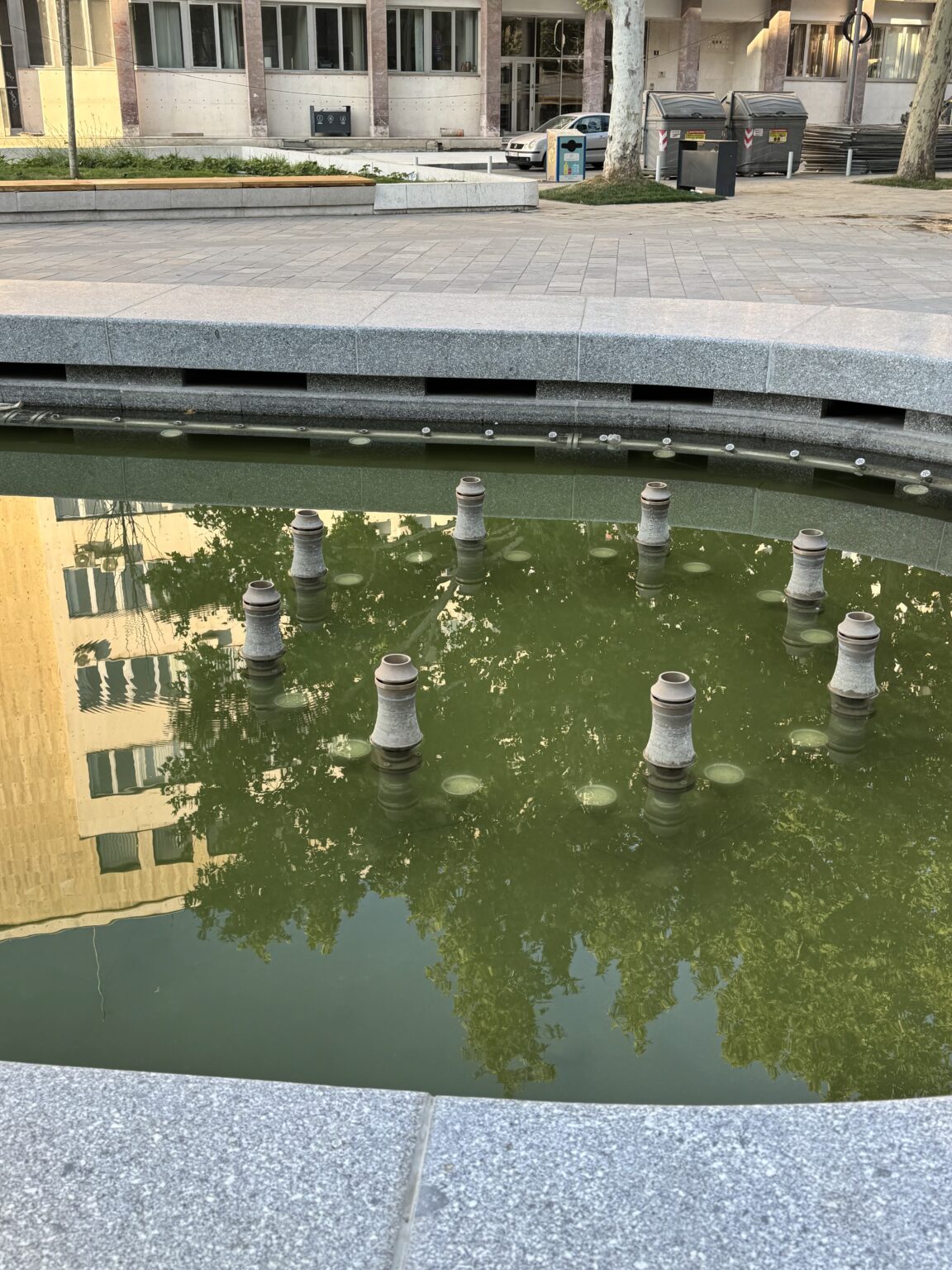 "Slike preko kojih možeš da osetiš smrad": Ovako izgleda fontana na Trgu Nikole Pašića samo par meseci nakon rekonstrukcije 1 "Slike preko kojih možeš da osetiš smrad": Ovako izgleda fontana na Trgu Nikole Pašića samo par meseci nakon rekonstrukcije