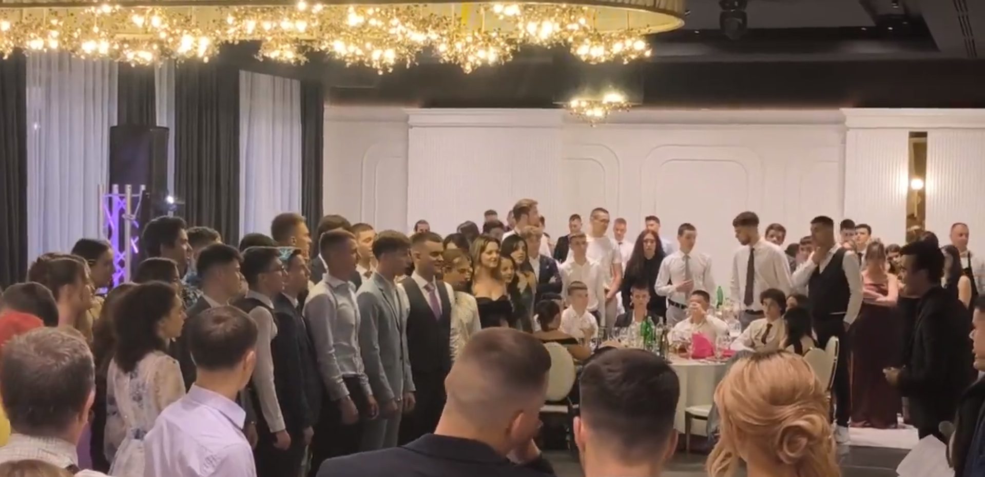 “Ovu decu ne smemo razočarati”: Snimak pesme sa maturske večeri Jovine gimnazije sve je dirnuo "Ovu decu ne smemo razočarati": Snimak pesme sa maturske večeri Jovine gimnazije sve je dirnuo