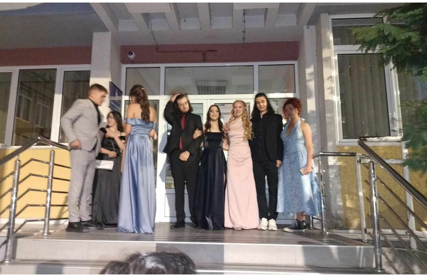 "Srce da pukne, deco, svaka čast": Umesto na matursko veče, maturanti došli ispred suda u Užicu da podrže uhapšenog druga