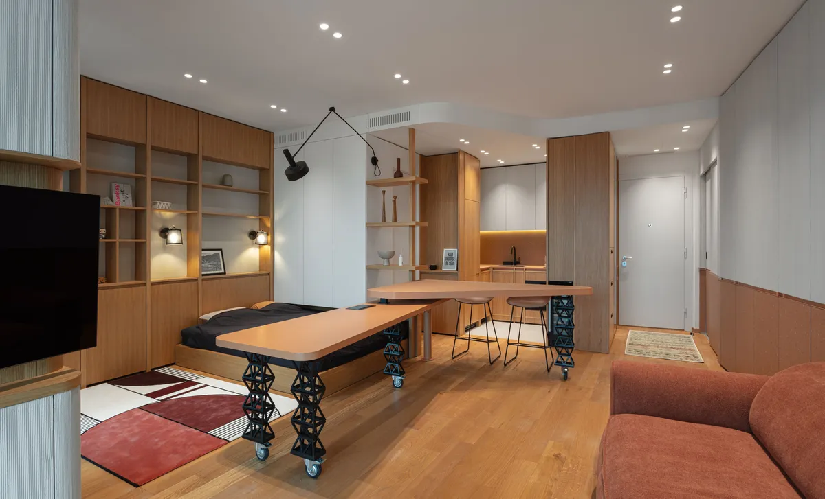 Stan bez zidova u kom ključnu ulogu igra pokretan radni sto