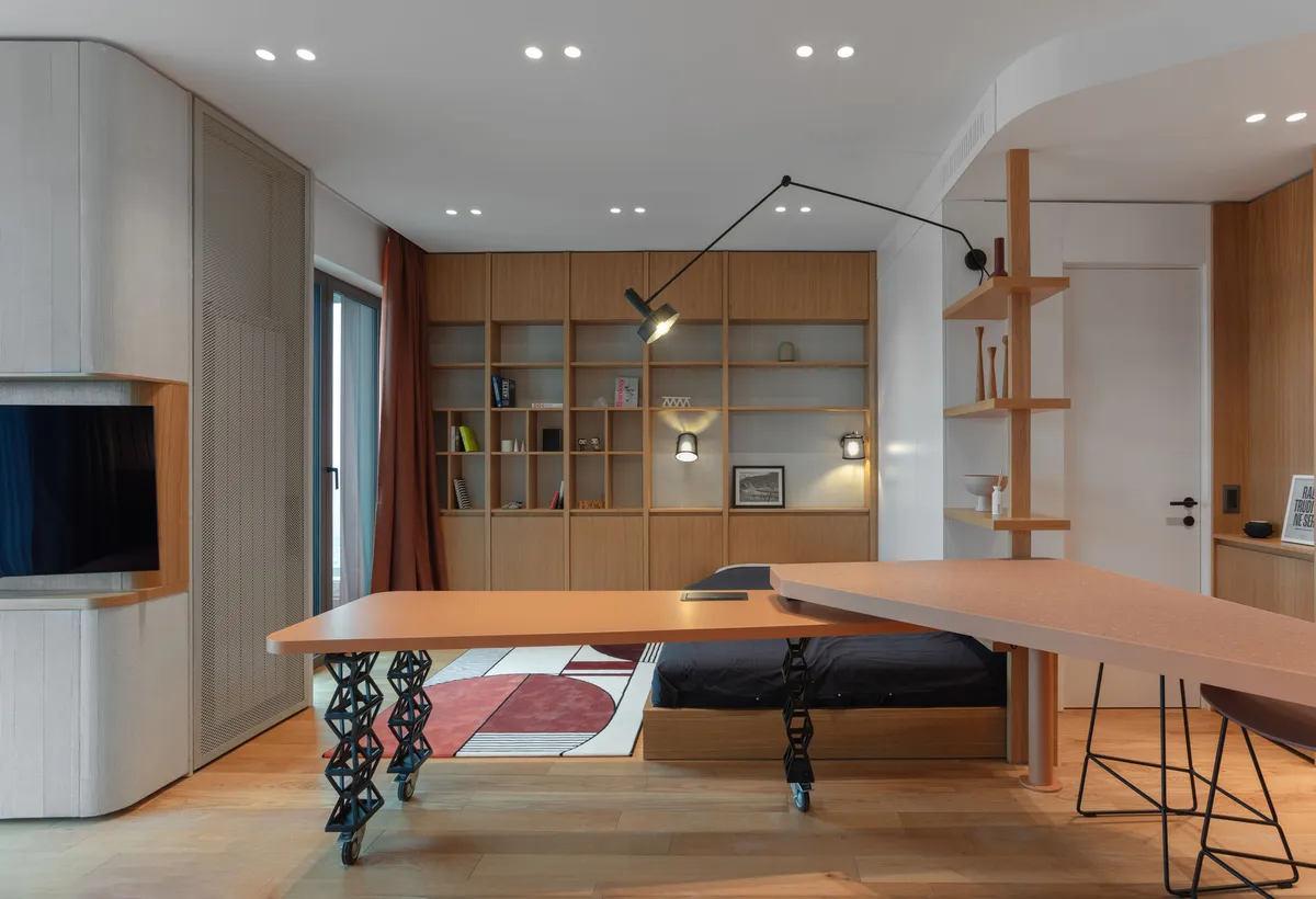 Stan bez zidova u kom ključnu ulogu igra pokretan radni sto 1 Stan bez zidova u kom ključnu ulogu igra pokretan radni sto