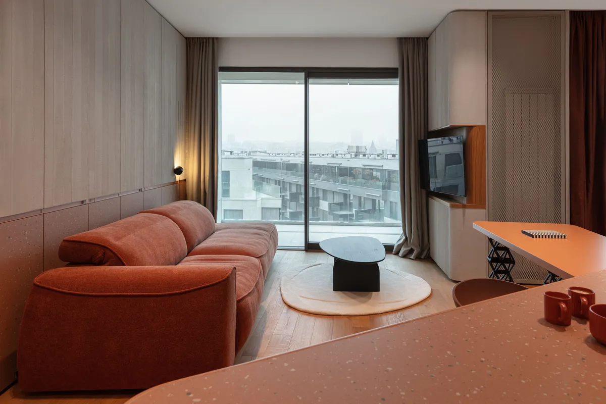 Stan bez zidova u kom ključnu ulogu igra pokretan radni sto 2 Stan bez zidova u kom ključnu ulogu igra pokretan radni sto