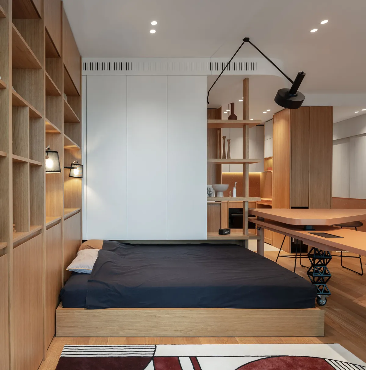 Stan bez zidova u kom ključnu ulogu igra pokretan radni sto 3 Stan bez zidova u kom ključnu ulogu igra pokretan radni sto