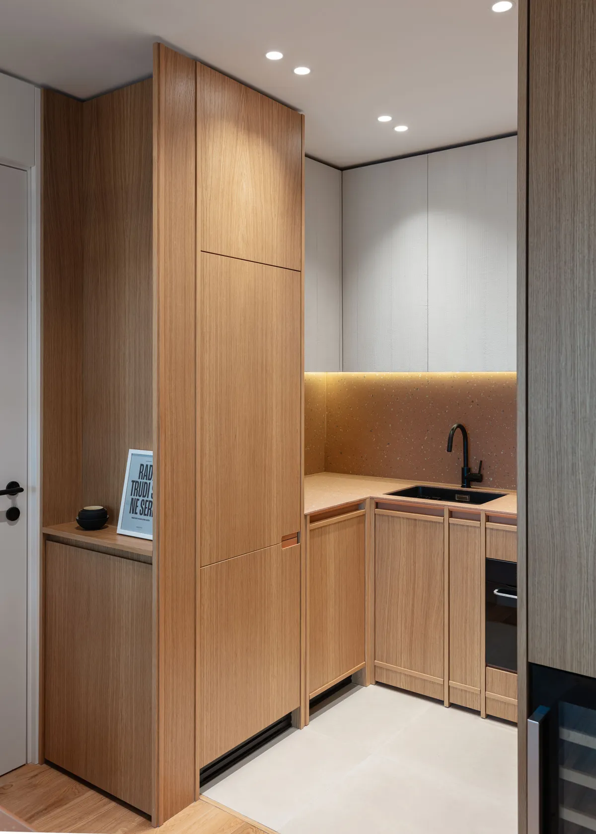 Stan bez zidova u kom ključnu ulogu igra pokretan radni sto 4 Stan bez zidova u kom ključnu ulogu igra pokretan radni sto