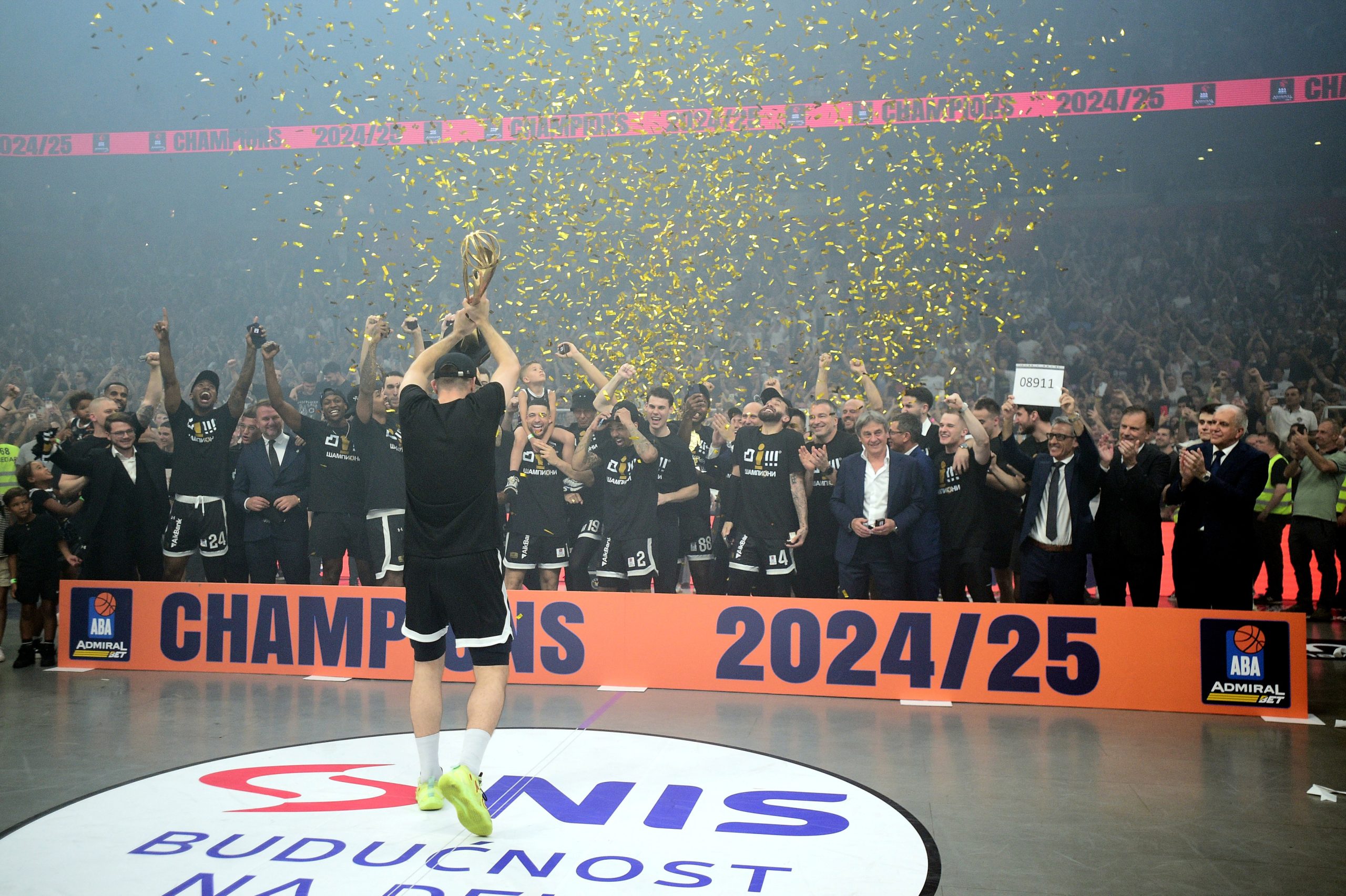 Na sinoćnoj utakmici cela Arena gledala je u jedan transparent: Dve reči koje nose jaku poruku