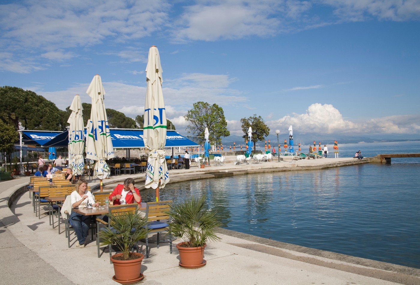 Turista naručio kafu i sok na Jadranu, a kada je stigao račun, pitao se: "Da li je ovo normalno"