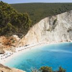 Kao sa druge planete: Grčka plaža ispod litice koja je osvojila internet svojim fotogeničnim kontrastima