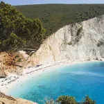 Kao sa druge planete: Grčka plaža ispod litice koja je osvojila internet svojim fotogeničnim kontrastima