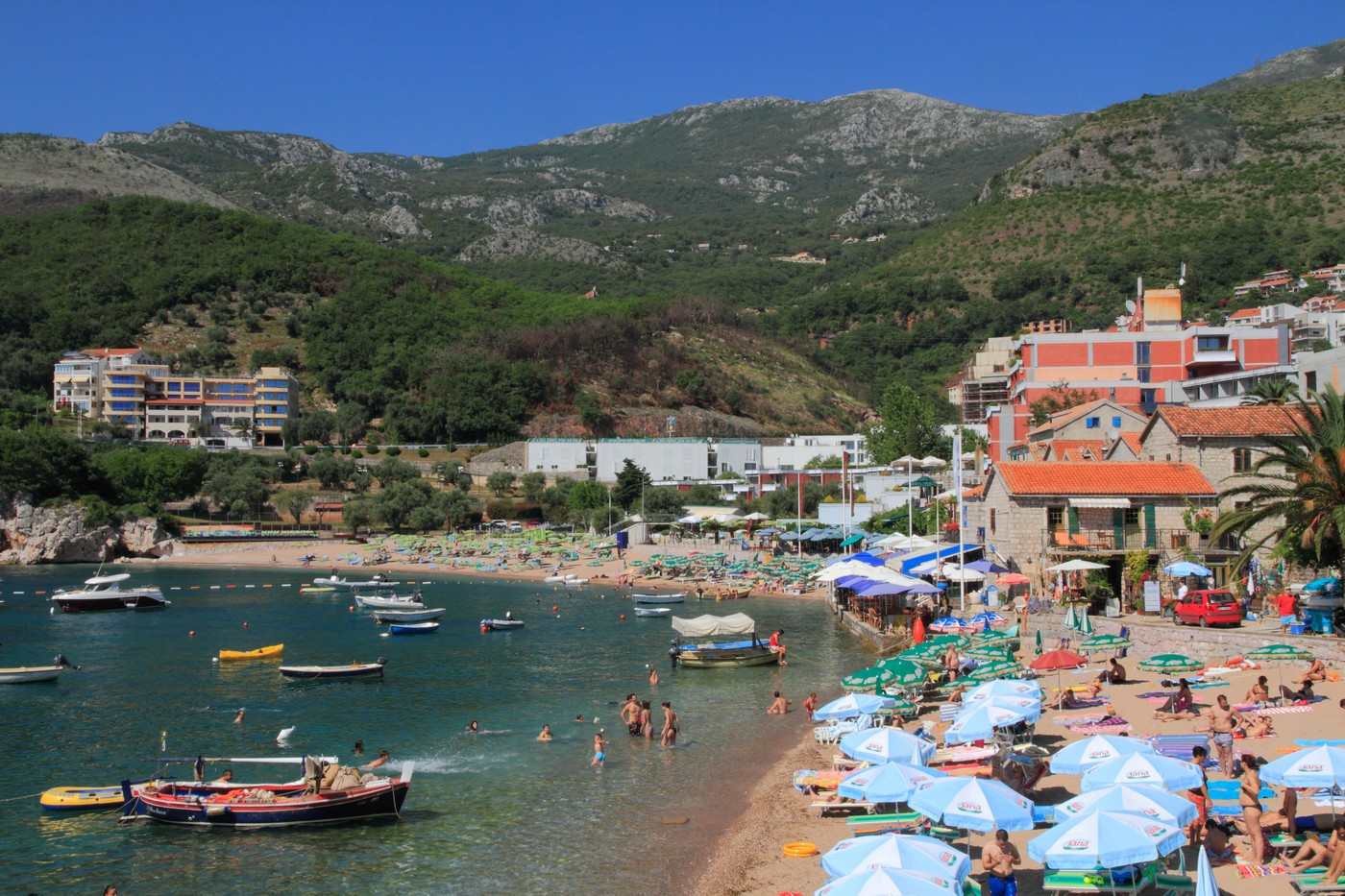 Ovo su cene hrane, pića i ležaljki na crnogorskom primorju u junu: Da li je ovo nova Hrvatska?