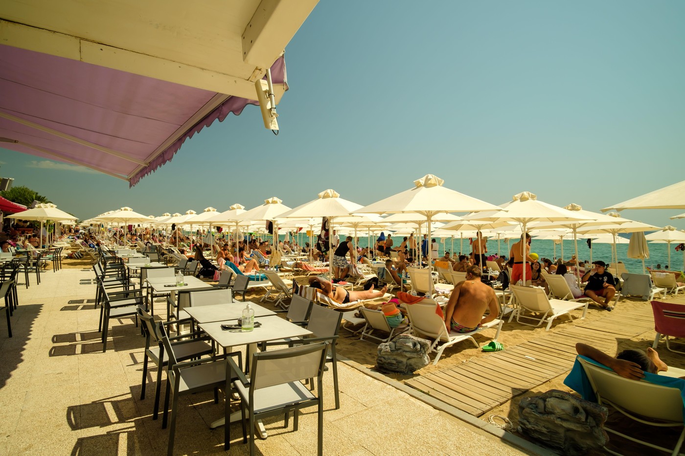 Srbi obožavaju ovo letovalište, ali šta je sa cenama: Pivo košta 100 evra, a potez osoblja je još iznenađujući