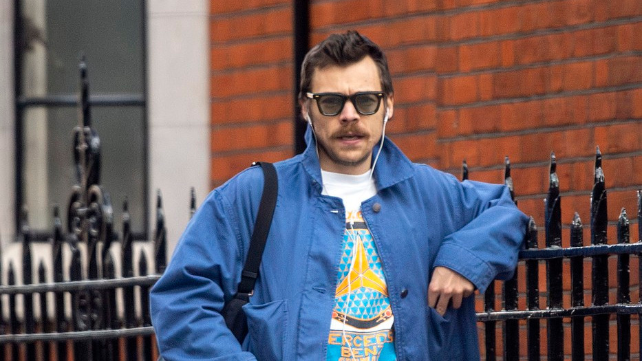 Hari Stajls prošetao u patikama u najpoželjnijoj boji ove sezone: Ovu kombinaciju će svi kopirati