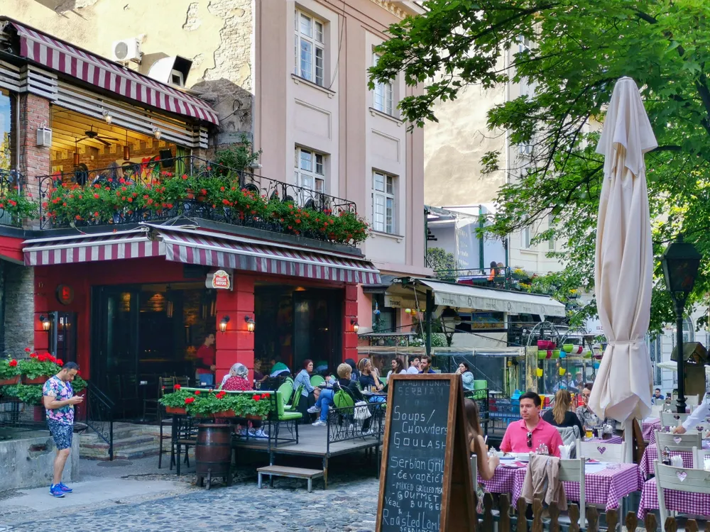 Omiljeno piće stare Jugoslavije pravi se od 12 lekovitih biljaka i "smiruje stomak": Svaka kuća imala je ovu bocu na vitrini