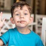 konobarica deca u restoranu