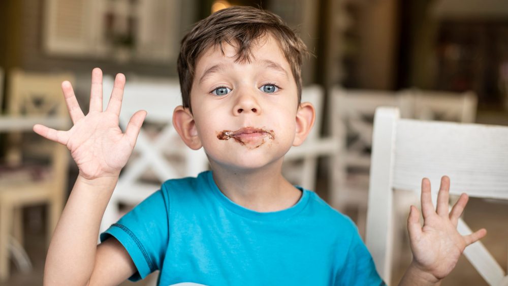 konobarica deca u restoranu