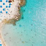 Tirkizno more, ušuškani zaliv, zeleni četinari: Do jedne od najlepših plaža na Kipru se stiže za 1,5 evra od Aja Nape