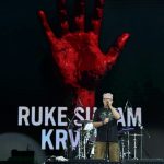 Kako je RTS izveštavao sa prve večeri EXIT-a? Krvava ruka, 16 minuta tišine i Gala koja "pumpa" su im upadljivo promakli