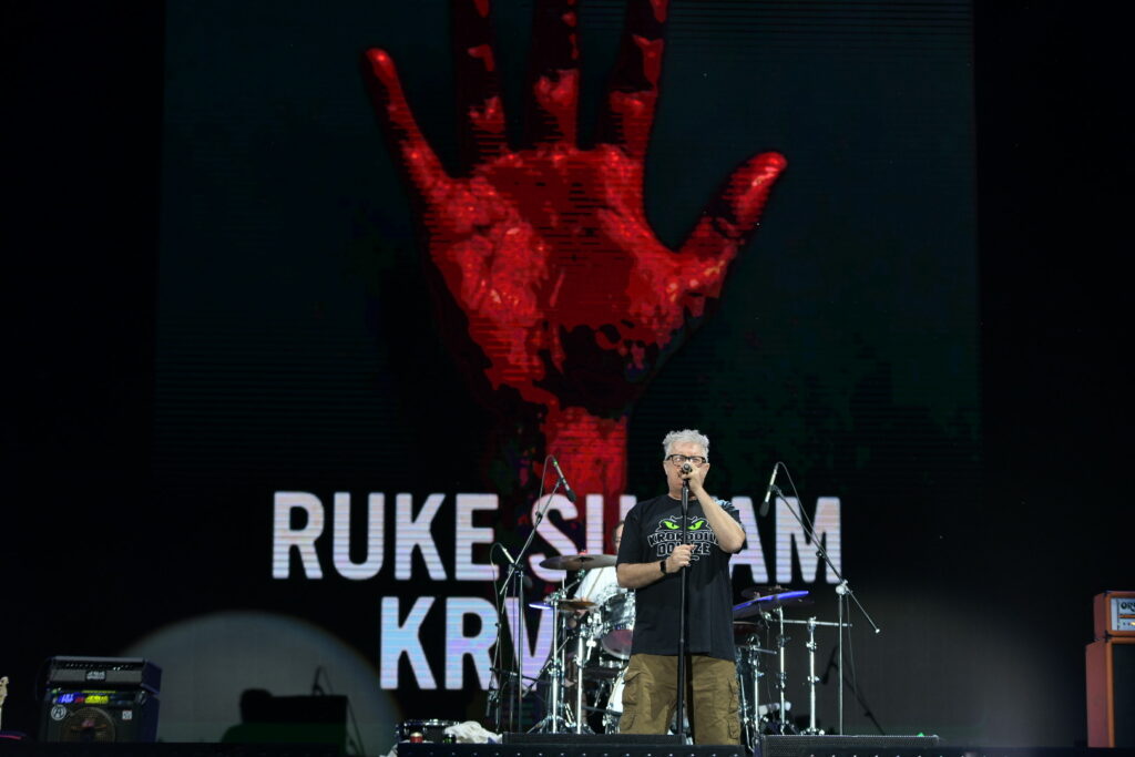 Kako je RTS izveštavao sa prve večeri EXIT-a? Krvava ruka, 16 minuta tišine i Gala koja "pumpa" su im upadljivo promakli