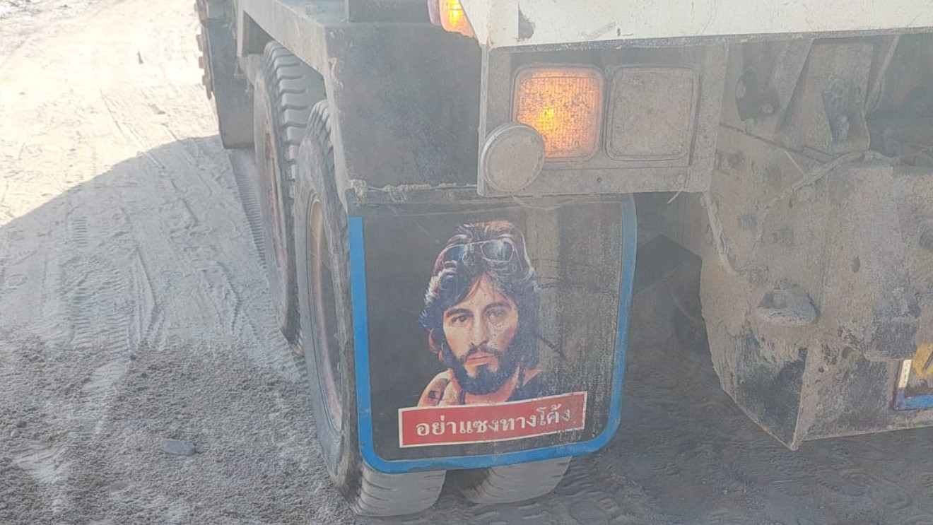 Razlog zbog kog skoro svaki kamion u Tajlandu ima nalepljen lik Ala Paćina ima više veze sa Srbijom nego što možete i da zamislite Razlog zbog kog skoro svaki kamion u Tajlandu ima nalepljen lik Ala Paćina ima više veze sa Srbijom nego što možete i da zamislite