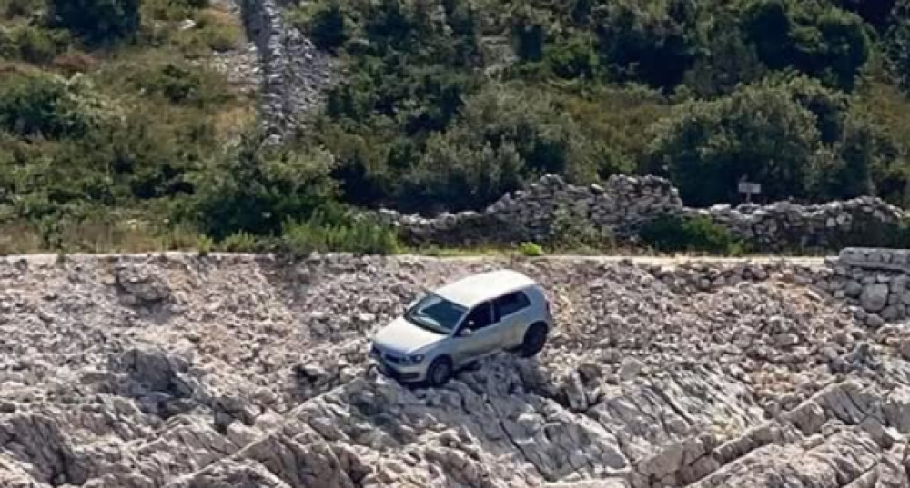 Neobičan prizor iz Dalmacije nasmejao sve na mrežama: "Još 5 metara i stigli ste na odredište"