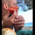 Srpski glumac se snimio na plaži u Splitu kako jede paštetu i paradajz: "Nemojte nikad u životu glumiti nešto što niste"