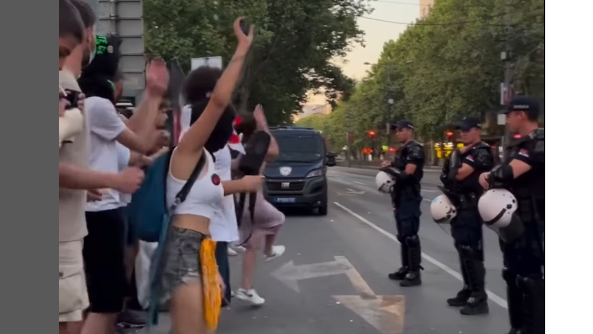 Evo kako izgledaju “nasilni blokaderi”: Ovo je snimak sa Bulevara kralja Aleksandra koji svi dele, a koji pokazuje atmosferu sa protesta nasilni blokaderi