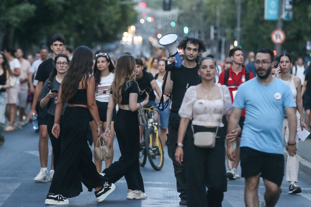 "Tužno sto Ćacijevci gledaju u ovo i ne kontaju": Transparent koji će nasmejati samo one koji nisu bežali s časova hemije