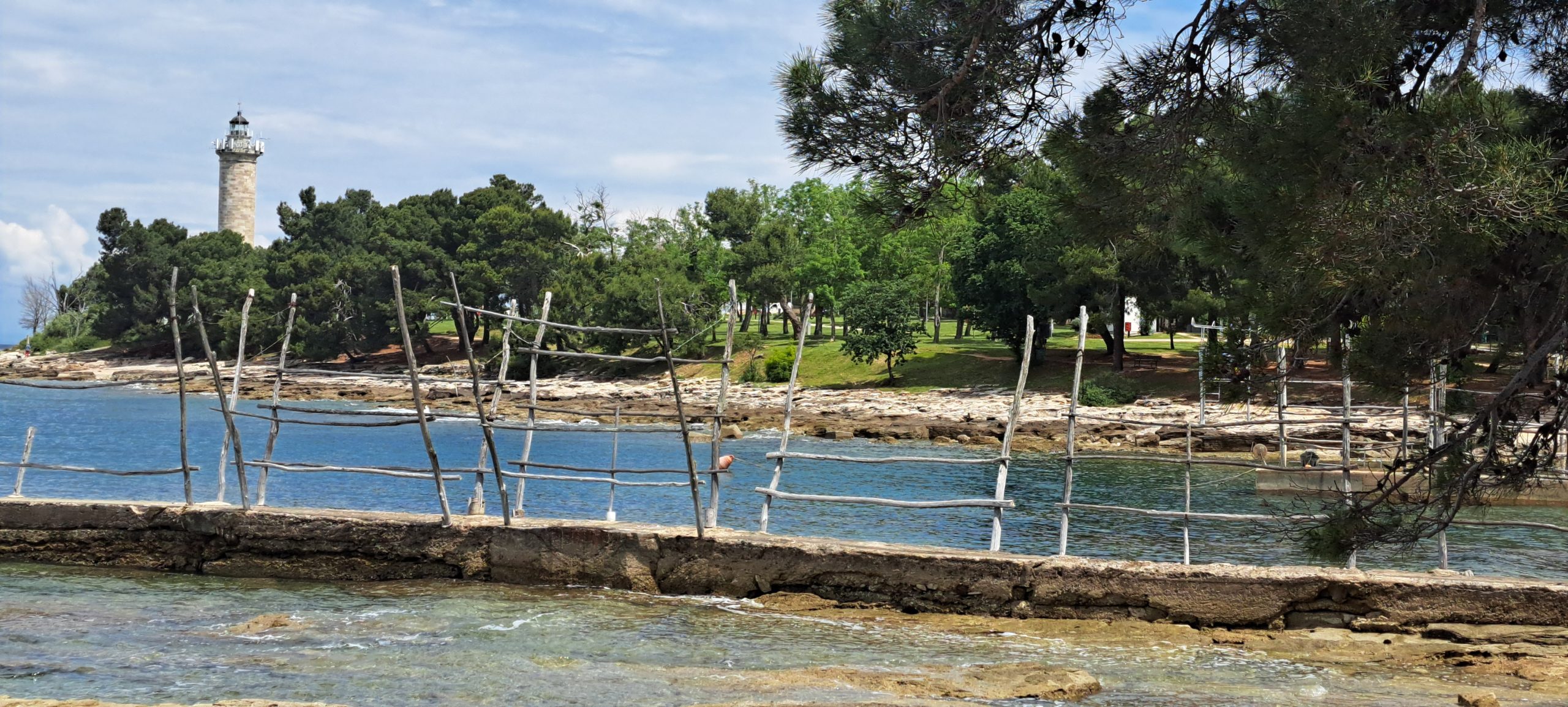 Tajna visećih brodića Istre: Konstrukcije stare preko 100 godina odolevaju vremenu i zadivljuju turiste 1 Tajna visećih brodića Istre: Konstrukcije stare preko 100 godina odolevaju vremenu i zadivljuju turiste