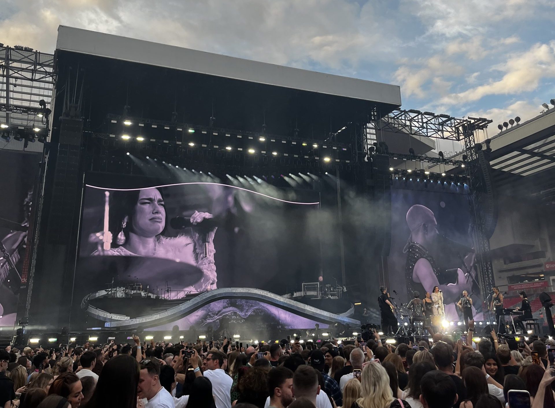 Bili smo na koncertu Dua Lipe: Evo kakva je “britanska kraljica pop muzike” uživo