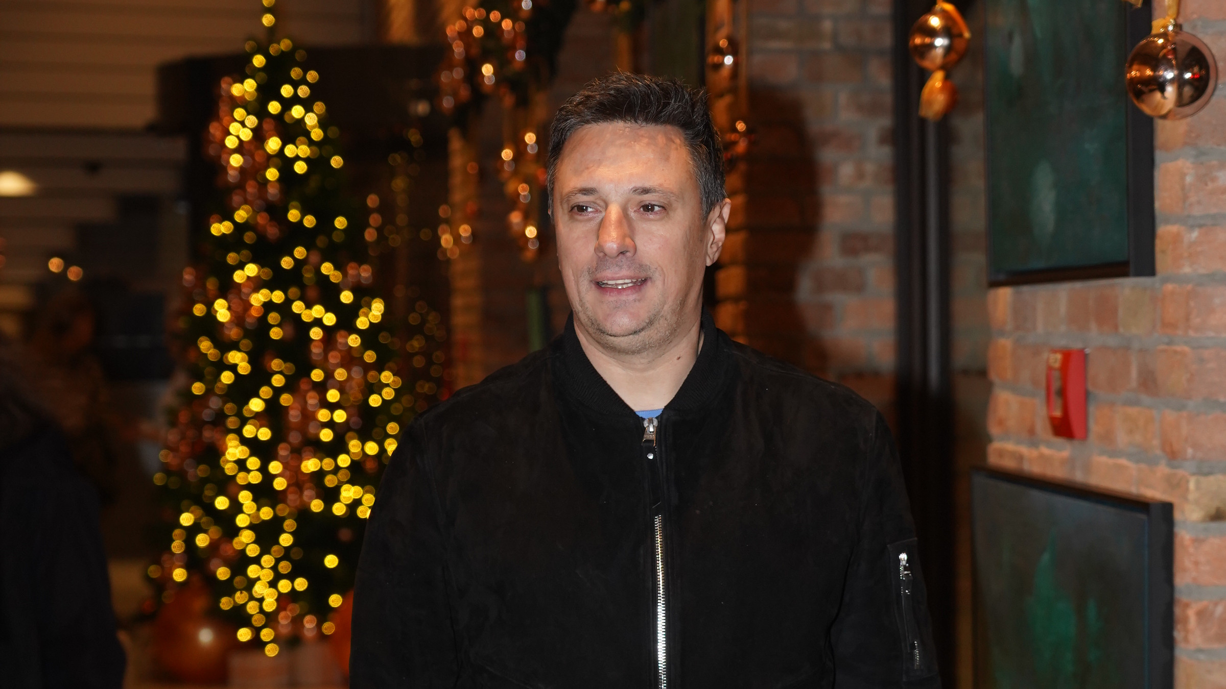 Andrija Milošević više ne izgleda ovako: Na snimanju serije "Senke nad Balkanom" pojavio se sa neočekivanom bojom kose