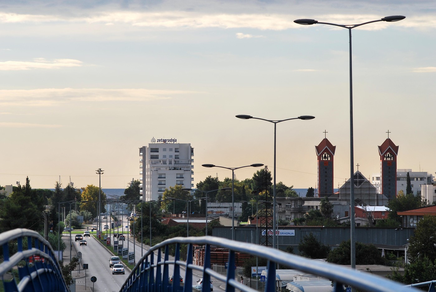 Već danima na internetu kruži snimak jednog Golfa iz Crne Gore: Kada vide šta vozi na krovu, sve će vam biti jasno