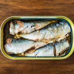 Najskromnija riba postala je zvezda luksuzne mode: Ne šalimo se, ovog leta svi žele na odeći da nose sardine