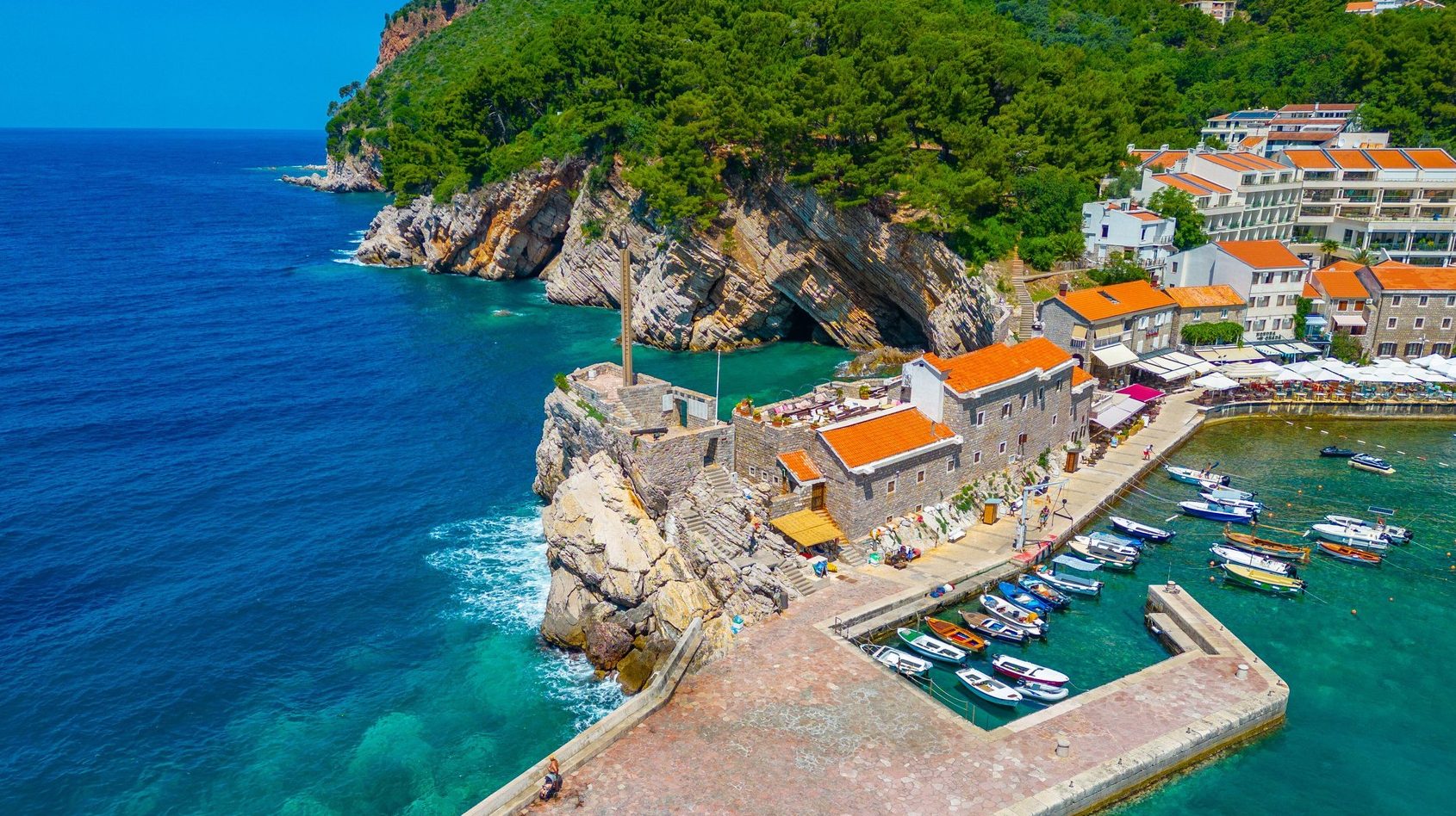 San o jugoslovenskom luksuznom kruzeru u borovima završio na dnu: Hotel AS kraj Petrovca danas je Titanik Petrovaac