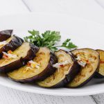 Brzi pečeni plavi patlidžan sa belim lukom i jogurtom