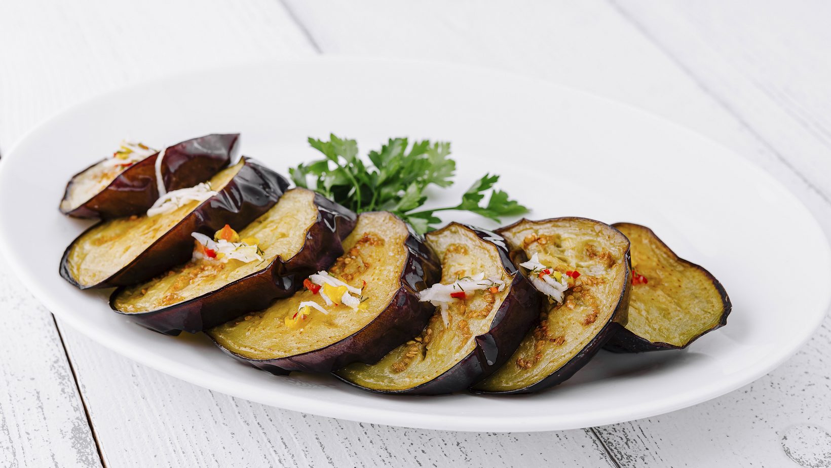 Brzi pečeni plavi patlidžan sa belim lukom i jogurtom