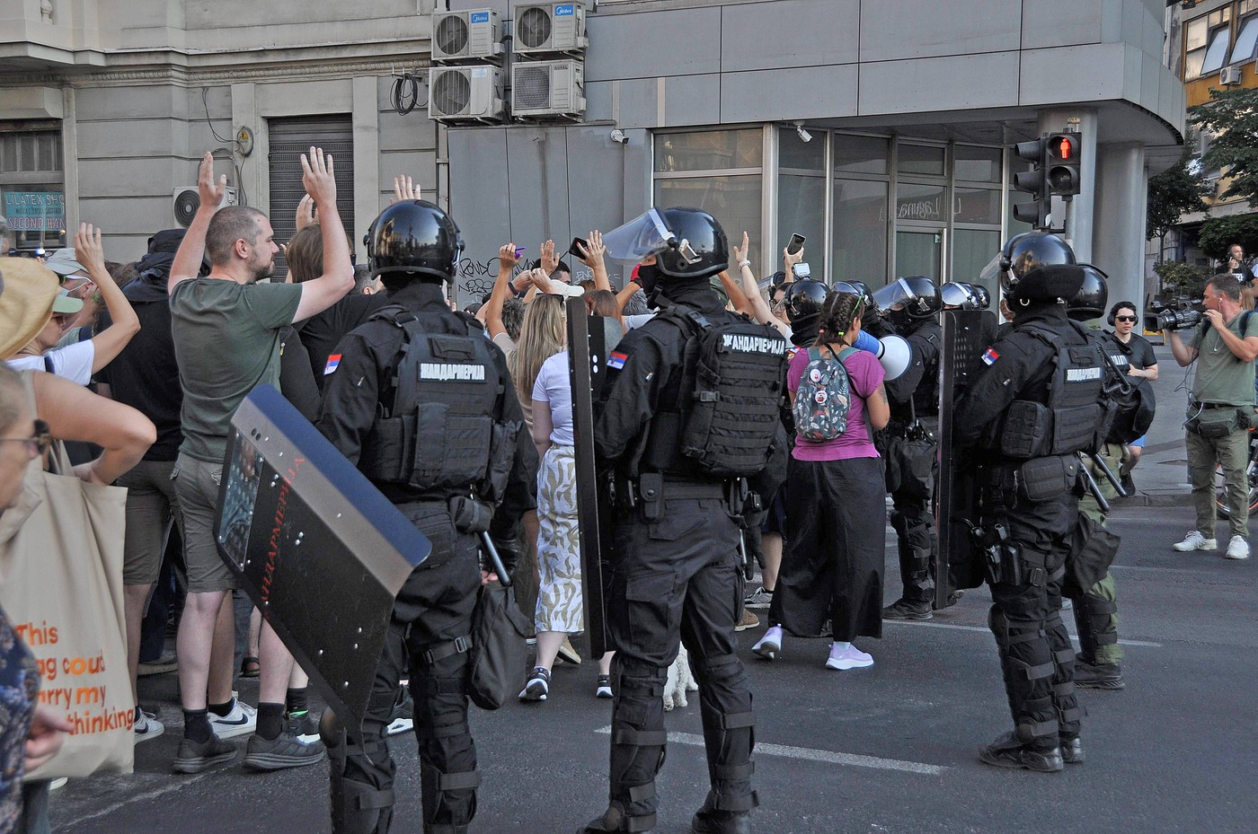 "Žene će spasiti Srbiju": Tri reči na leđima devojke iz Užica koje se dele po mrežama