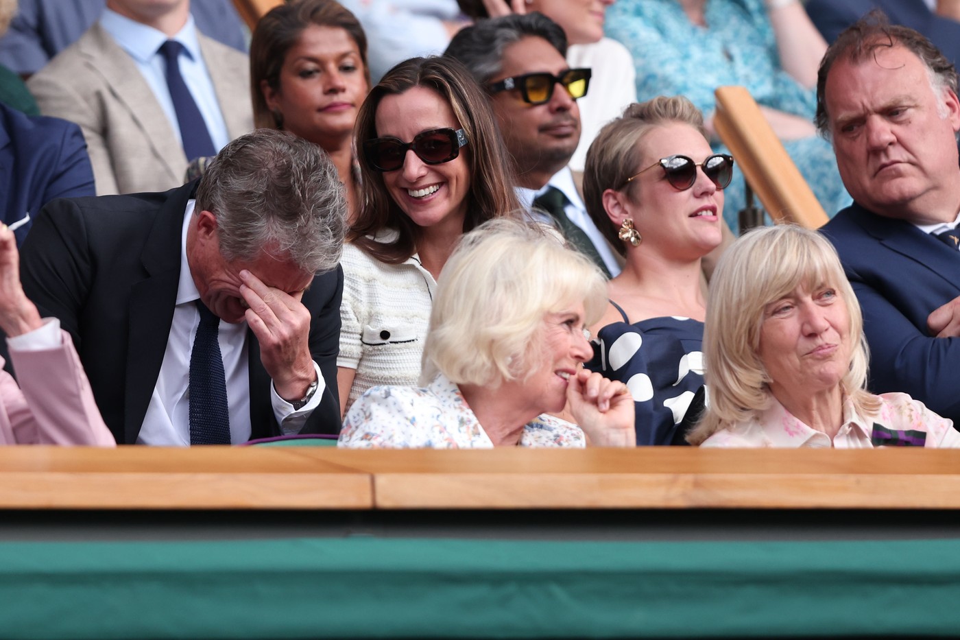 Snimak Hjua Granta kako spava dok Đoković igra na Vimbldonu je hit na mrežama: "Najskuplja dremka u istoriji"