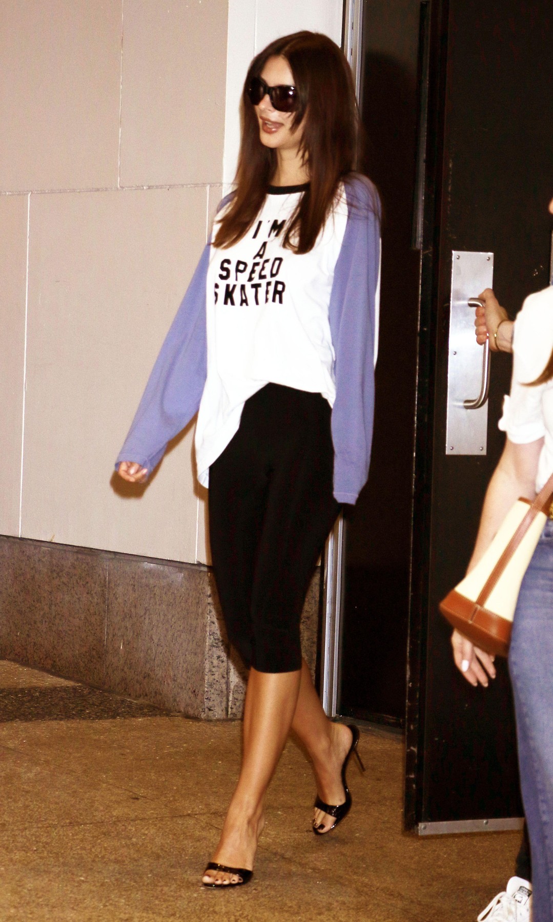 Emili Ratajkovski nosi najkontroverzniji trend sezone: Omražene pantalone iz 90-ih su opet hit