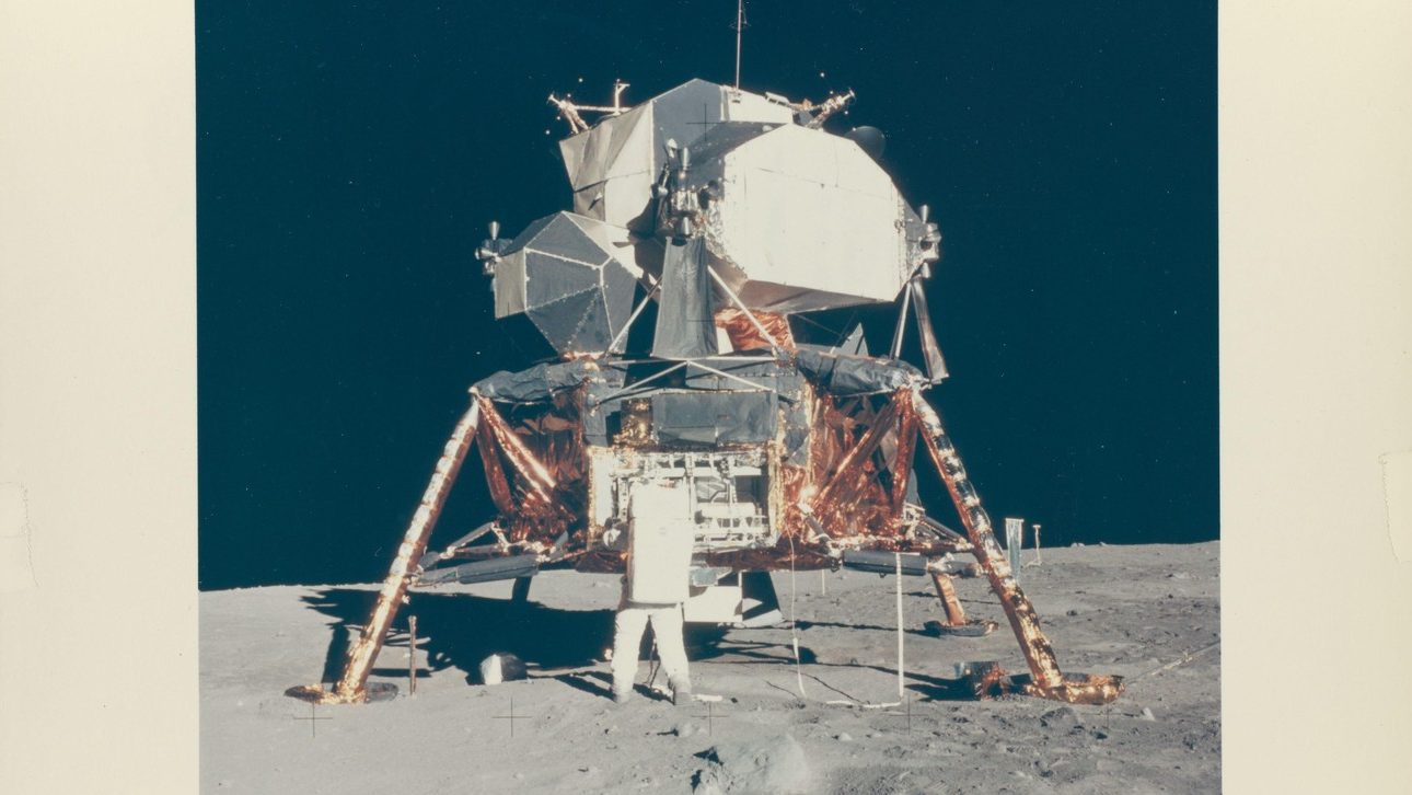 Kako je Mujo odleteo u svemir: Ova domaća pesma je nastala u čast sletanja na Mesec, a spojili su dva muzička žanra koji se do tad nisu podnosili mesec