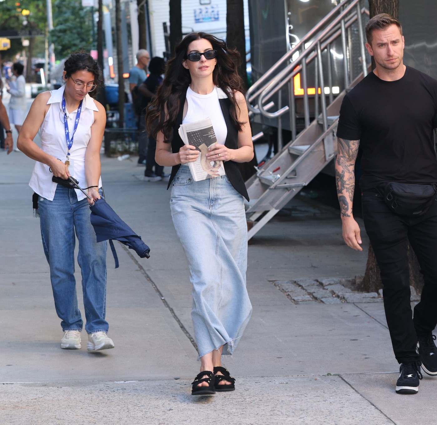 Đavo više ne nosi Pradu: En Hatavej na snimanju drugog dela kultnog filma nosi sandale zbog kojih bruji internet 1 Đavo više ne nosi Pradu: En Hatavej na snimanju drugog dela kultnog filma nosi sandale zbog kojih bruji internet